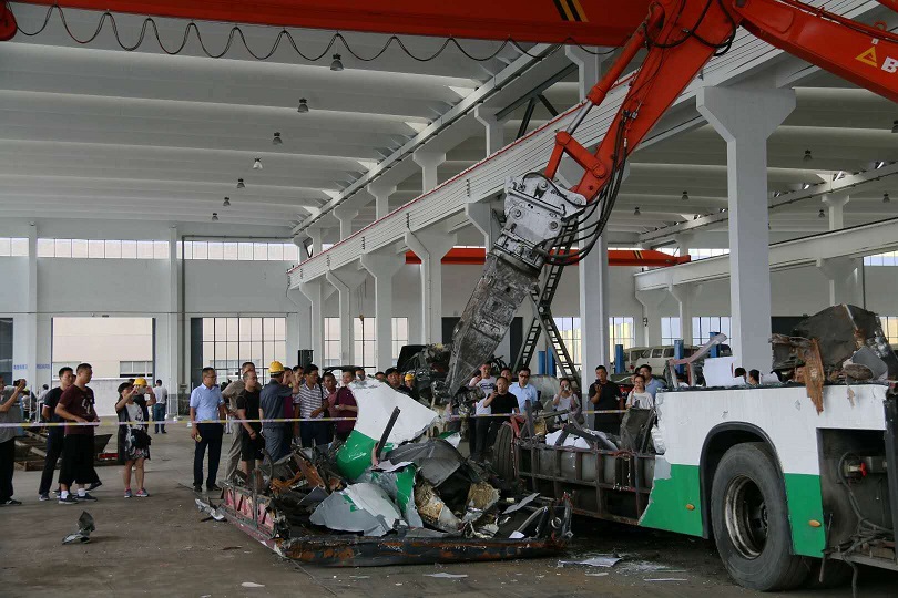 1530255743917437.jpg 電動(dòng)報(bào)廢汽車拆解機(jī).jpg