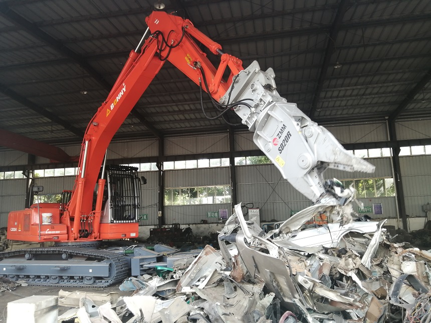 報廢汽車拆解機(jī).jpg 報廢汽車拆解機(jī).jpg