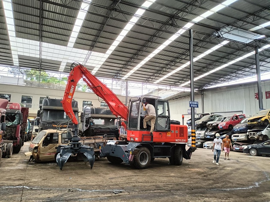 輪式抓鋼機.jpg 輪式抓鋼機.jpg