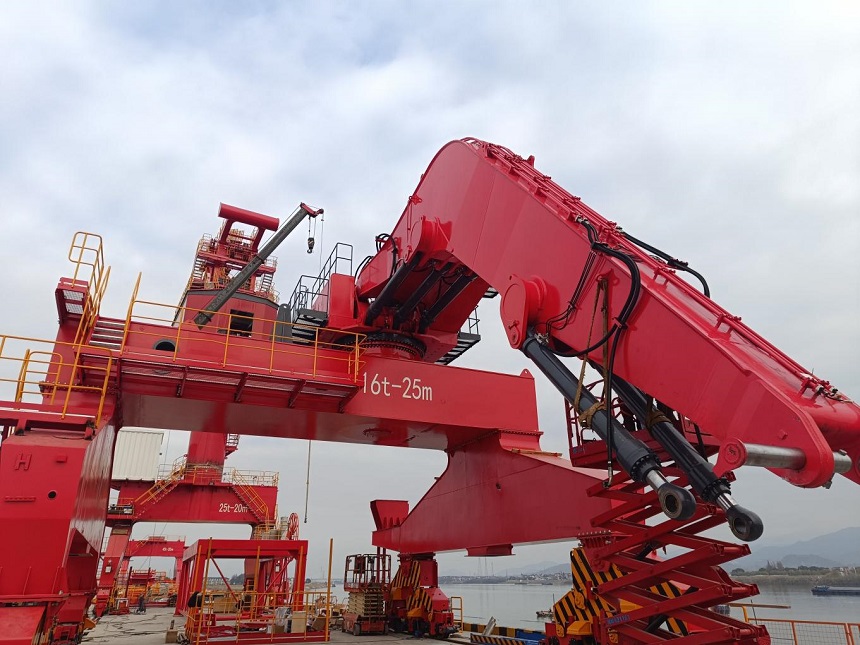 抓料機(jī).jpg 抓料機(jī).jpg